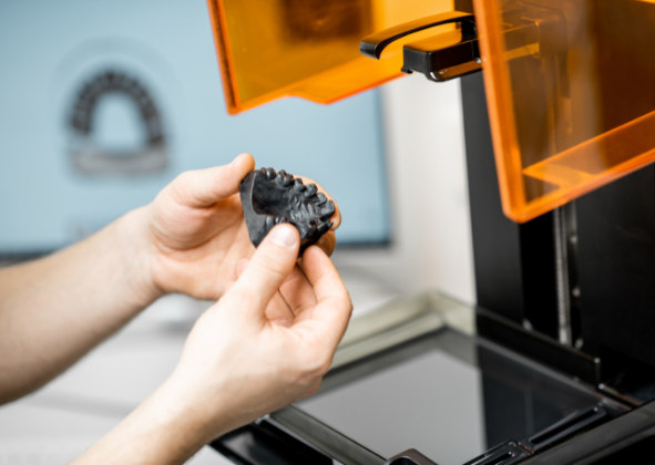 Controllo di un componente odontotecnico dopo la stampa 3D